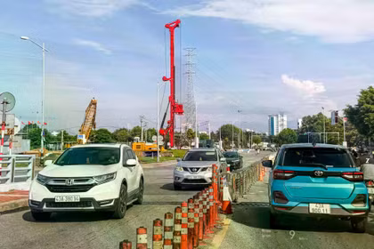 Cụm nút giao thông Lê Thanh Nghị – Cách mạng Tháng Tám – Thăng Long – Đường dẫn lên cầu Hòa Xuân (Đà Nẵng) đang được triển khai thi công. Ảnh XM.