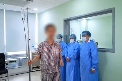 Bệnh nhân được ghép tim lần 2 đã tập đi. Ảnh: Lan Hương.