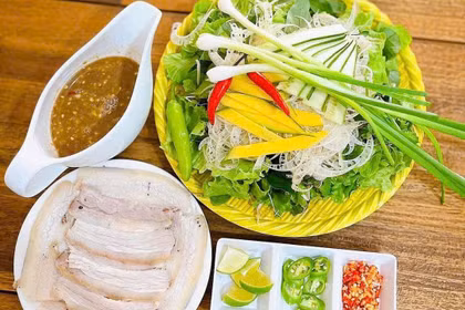 Quán bánh tráng cuốn thịt heo Mậu Đà Nẵng. Ảnh: Cổng TTĐT TP Đà Nẵng.