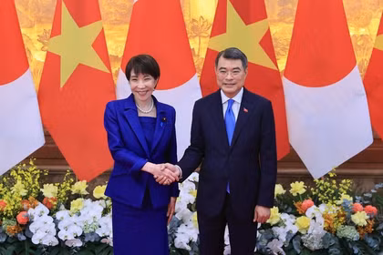 Thủ tướng Lê Minh Hưng và Thủ tướng Takaichi Sanae duyệt Đội Danh dự Quân đội nhân dân Việt Nam. Ảnh: VGP/Nhật Bắc.