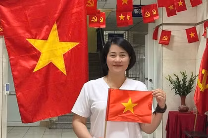 Ép tim cứu người ngừng tuần hoàn ở quán cà phê, nữ điều dưỡng được khen thưởng
