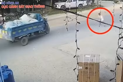 Cậu bé gây tai họa cho tài xế xe ba bánh