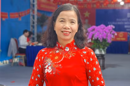 Cử tri Phạm Thị Khánh, Tổ dân phố số 4 bỏ phiếu tại khu vực bỏ phiếu số 3 xã Bình Minh, TP Hà Nội sáng 15/3. Ảnh: Xuân Lực