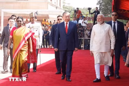 Tổng thống Droupadi Murmu và Thủ tướng Narendra Modi đồng chủ trì Lễ đón trọng thể Tổng Bí thư, Chủ tịch nước Tô Lâm thăm cấp Nhà nước tới Cộng hòa Ấn Độ. Ảnh: Thống Nhất/TTXVN.