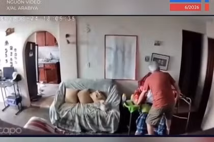 Khoảnh khắc ông lão che chở vợ giữa động đất Venezuela gây xúc động