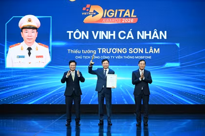 Thiếu tướng Trương Sơn Lâm – Chủ tịch Tổng công ty Viễn thông MobiFone, được vinh danh ở hạng mục Cá nhân chuyển đổi số xuất sắc.