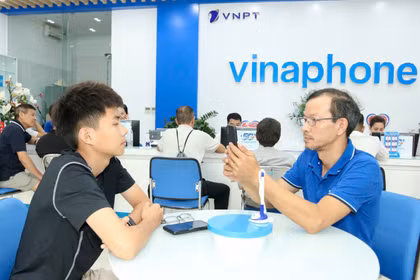 Người dùng đến xác thực thông tin thuê bao tại các điểm giao dịch, cửa hàng của các nhà mạng. Ảnh: Thu Phương