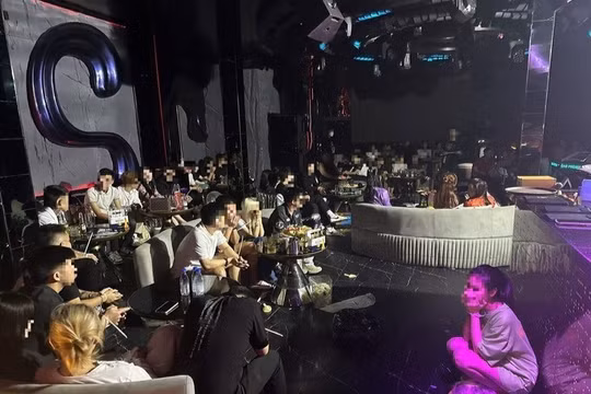 Mua bán khí cười trái phép, chủ quán Lounge Gas Remix thu lợi "khủng"
