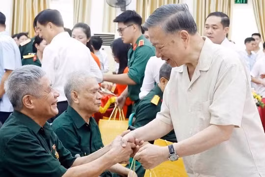 Tổng bí thư, Chủ tịch nước: Không để người có công phải chờ đợi, đi lại nhiều lần