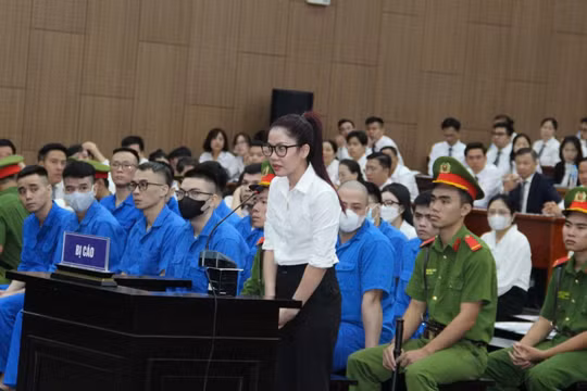 Bạn gái Mr Pips kể việc mang tiền xuống sảnh chung cư đổi lấy túi vàng