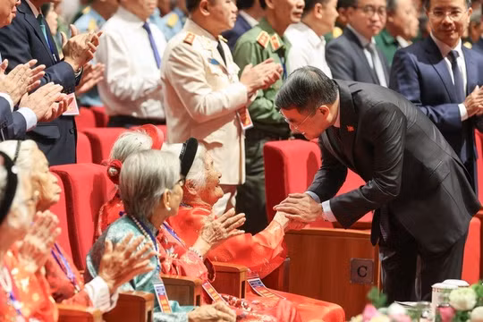 Thủ tướng: Mỗi kỷ vật được trao lại đều góp phần làm ấm lòng thân nhân liệt sĩ