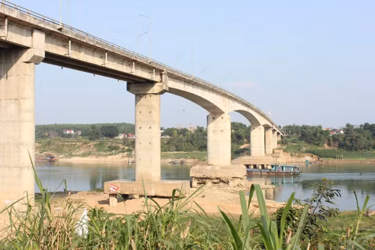 Thủ tướng yêu cầu làm cầu phao qua sông Lô trong 2 ngày