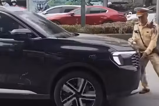 Người dân ghi lại hình ảnh xế điều khiển ô tô đẩy CSGT trên đường rồi bỏ chạy. Ảnh: Bộ Công an.