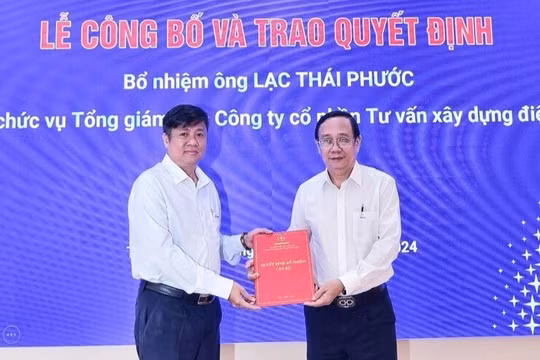 Ông Nguyễn Như Hoàng Tuấn (bên trái).