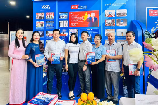 Khách tham quan hứng thú với các gian trưng bày tại Hội Báo toàn quốc