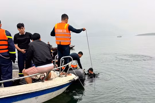 Tìm thấy 1 trong 6 người mất tích trong vụ lật tàu trên hồ Thác Bà