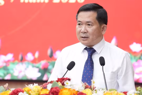 Tân Phó Bí thư Tỉnh ủy An Giang Đinh Văn Nơi phát biểu nhận nhiệm vụ. Ảnh: Báo An Giang.