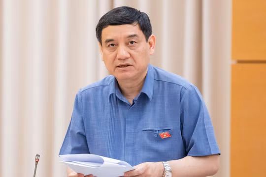 Chủ nhiệm Ủy ban Văn hoá và Xã hội Nguyễn Đắc Vinh trình bày báo cáo. Ảnh: Quốc hội.