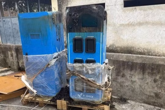 Người đàn ông châm lửa đốt 2 tủ đổi pin xe điện giữa đêm.