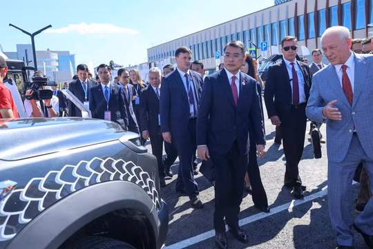Thủ tướng Lê Minh Hưng thăm triển lãm xe KAMAZ, UAV và công nghệ số của Tatarstan