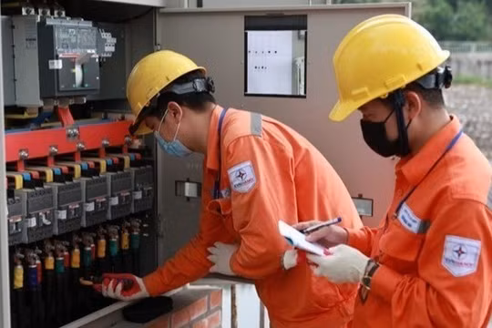 Giảm giá điện từ 1/11, xem xét đưa thuế xăng về 0%