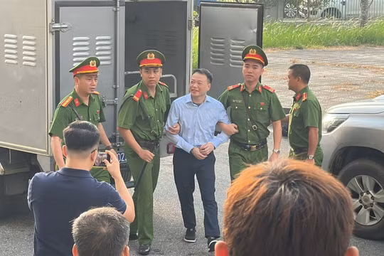 Shark Bình cười tươi khi đến tòa. Ảnh: Q.A.