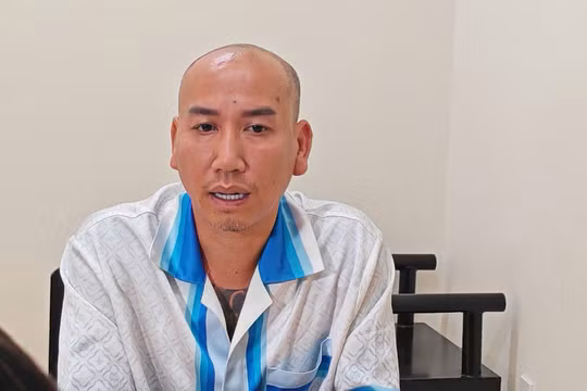Lê Văn Phú và vợ (ngoài cùng bên trái) tại cơ quan công an. Ảnh: Công an Hà Nội.