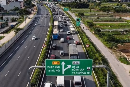 Cao tốc đông xe, tài xế phải giữ khoảng cách bao nhiêu mét để không bị phạt?