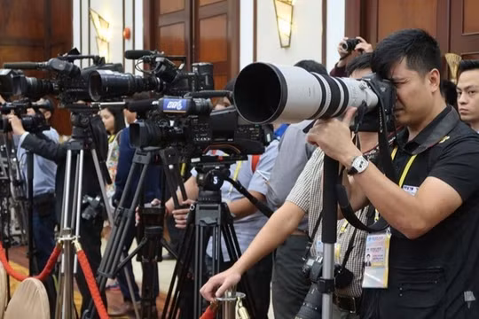 Chia sẻ link bài báo không bị phạt, nhưng copy nội dung để làm video kiếm tiền thì khác