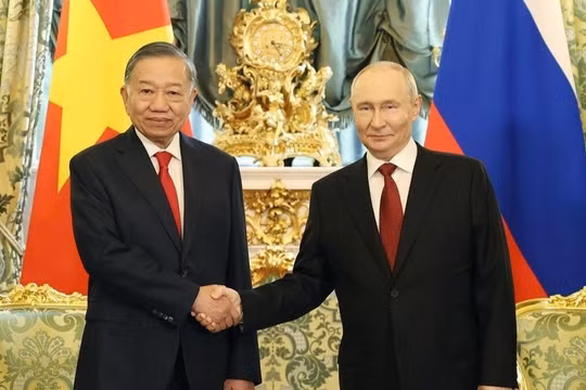 Kết thúc Lễ đón, Tổng thống Nga Vladimir Putin và Tổng bí thư, Chủ tịch nước Tô Lâm tiến hành hội đàm, chứng kiến lễ trao các văn kiện hợp tác, phát biểu với báo chí…