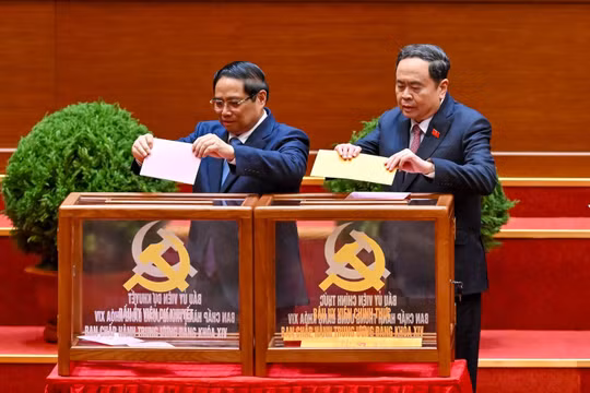 Hình ảnh bỏ phiếu kín bầu Ban Chấp hành Trung ương khóa XIV