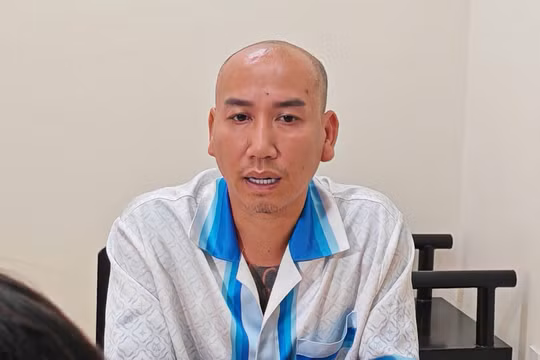 Lê Văn Phú và vợ (ngoài cùng bên trái) tại cơ quan công an. Ảnh: Công an Hà Nội.