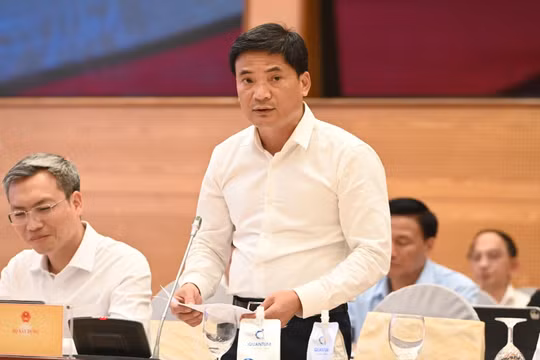 Chánh Văn phòng Bộ Xây dựng Lâm Văn Hoàng phát biểu tại cuộc họp. Ảnh: Q.A.