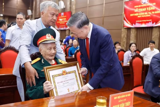 Tổng bí thư, Chủ tịch nước: Huy hiệu Đảng không chỉ gắn trên ngực áo còn được khắc trong lòng dân