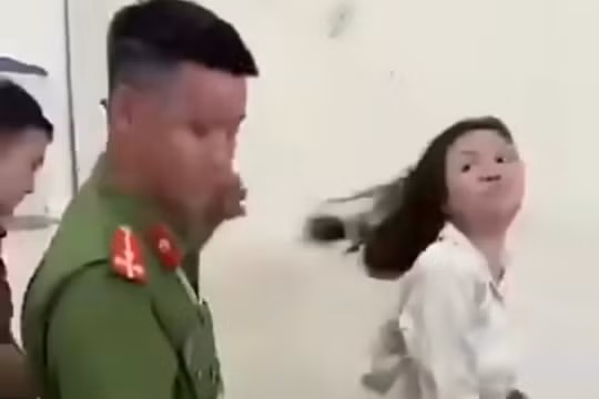 Khởi tố người phụ nữ liên tiếp tát, đạp công an 