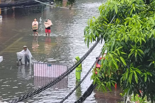 Mưa lớn tiếp diễn ở Hà Nội và nhiều tỉnh thành, người dân cần đề phòng gì? 