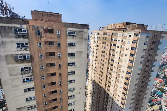 Nhiều cư dân và học sinh phải đi thang bộ. Ảnh: CDCC.
