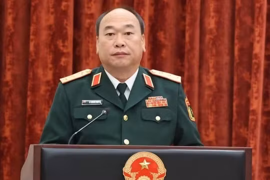 Tổng bí thư, Chủ tịch nước Tô Lâm trao quyết định. Ảnh: TTXVN.
