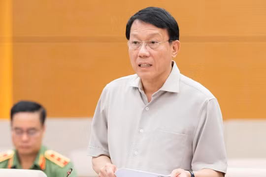 Bộ trưởng Công an, Đại tướng Lương Tam Quang trình bày Báo cáo tiếp thu, giải trình và chỉnh lý dự thảo Nghị quyết. Ảnh: Quốc hội.