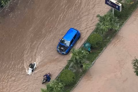 Hà Nội mưa lớn, nhiều tuyến phố ngập sâu