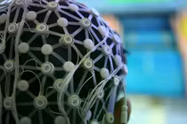 Khách tham quan trải nghiệm thiết bị giao diện não-máy tính tại Hội nghị Đổi mới và Phát triển Giao diện Não-Máy tính (BCI) vào ngày 24/1 tại Trung Quốc. Ảnh: Getty.