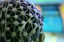 Khách tham quan trải nghiệm thiết bị giao diện não-máy tính tại Hội nghị Đổi mới và Phát triển Giao diện Não-Máy tính (BCI) vào ngày 24/1 tại Trung Quốc. Ảnh: Getty.