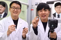 Từ bên trái: Giáo sư Yong Seok Kim (Đại học Sejong), Tiến sĩ Dong-Gyun Kim (KRICT), Tiến sĩ Jae Hyuk Hwang (Nghiên cứu sinh sau tiến sĩ) và Giáo sư Jeong Jae Wie (Đại học Hanyang). Ảnh: IE.