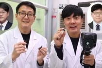 Từ bên trái: Giáo sư Yong Seok Kim (Đại học Sejong), Tiến sĩ Dong-Gyun Kim (KRICT), Tiến sĩ Jae Hyuk Hwang (Nghiên cứu sinh sau tiến sĩ) và Giáo sư Jeong Jae Wie (Đại học Hanyang). Ảnh: IE.