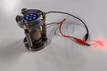 Pin hydride ion ở trạng thái rắn hoàn toàn. Ảnh: IE