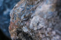 Các mỏ khoáng sản mới phát hiện giúp củng cố vị thế thống trị và lợi thế công nghiệp của Trung Quốc trong lĩnh vực đất hiếm. Ảnh: Freepik