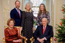 Vua Harald và Hoàng hậu Sonja chụp ảnh cùng Thái tử Haakon, Công chúa Ingrid Alexandra và Công nương Mette-Marit tại Oslo, Na Uy vào năm 2024. Ảnh: Reuters.