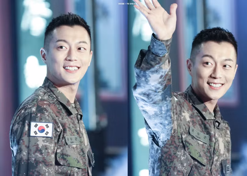 Anh sẽ chính thức xuất ngũ sau gần 2 năm thực hiện nghĩa vụ quân sự bắt buộc (Ảnh: Socialbearing). Anh sẽ chính thức xuất ngũ sau gần 2 năm thực hiện nghĩa vụ quân sự bắt buộc (Ảnh: Socialbearing).