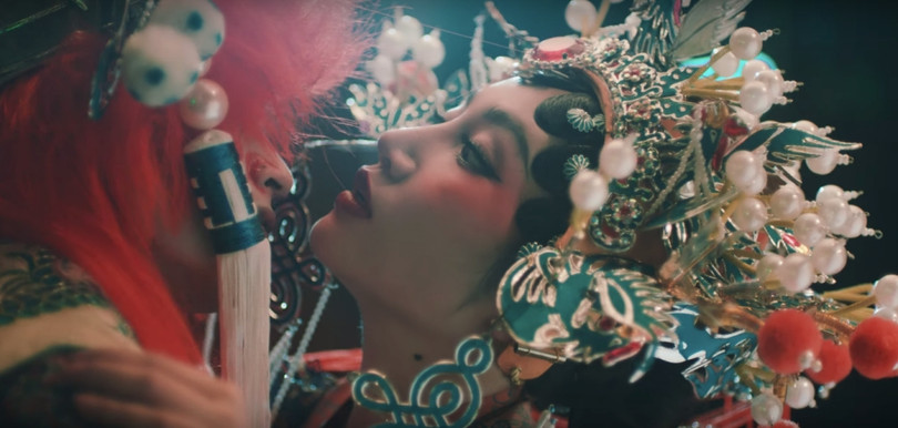 Nhân vật trong MV với trang phục lộng lẫy, họa mặt cầu kỳ Nhân vật trong MV với trang phục lộng lẫy, họa mặt cầu kỳ