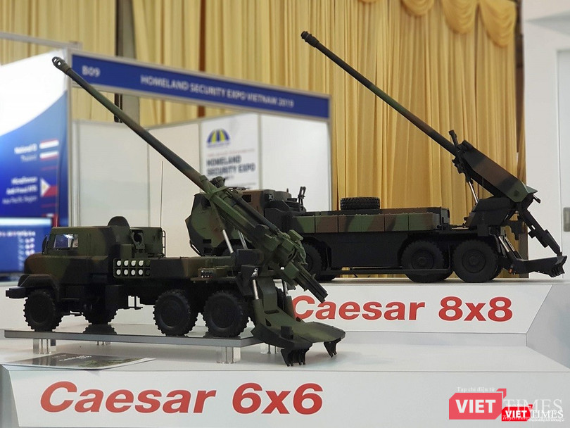 Mô hình tổ hợp pháo tự hành Caesar 6x6 và 8x8 của tập đoàn Nexter (Pháp)